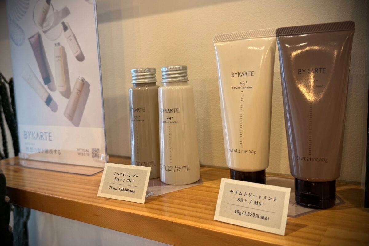 木製棚に並ぶBYKARTEシャンプーとトリートメントのボトル一式