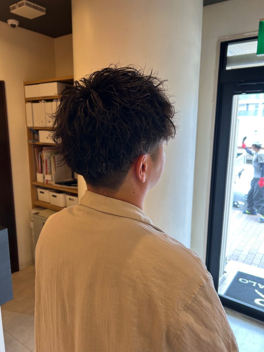 刈り上げと束感ツイストパーマを合わせたメンズヘアスタイルの後ろ姿