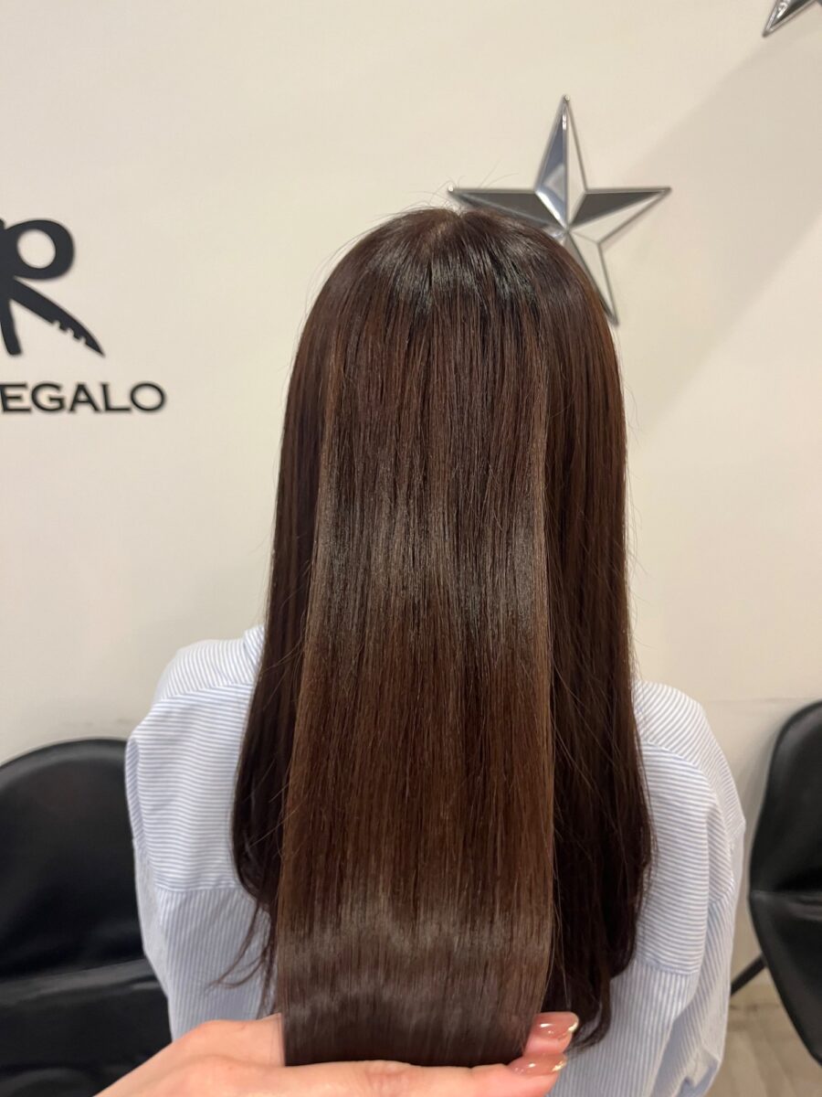 艶やかな黒髪ロングヘアの縮毛矯正仕上がり後ろ姿ストレートスタイル